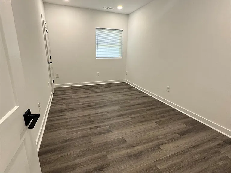 331 E Lowrance Ave — Photo 12