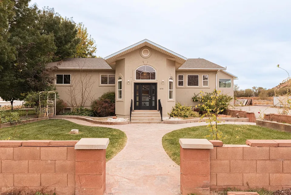 85 E Uzona Ave