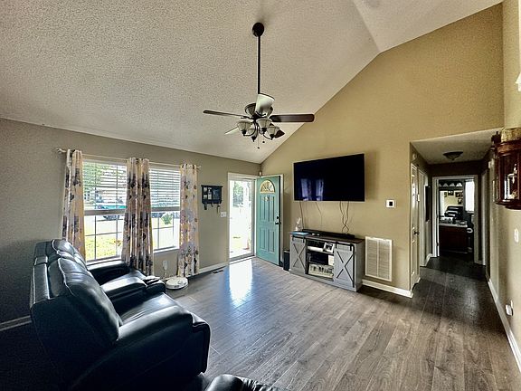 4th image of 705 Peppertree Ct