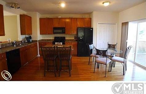 Spacious Island Kitch Hrdwd Flrs