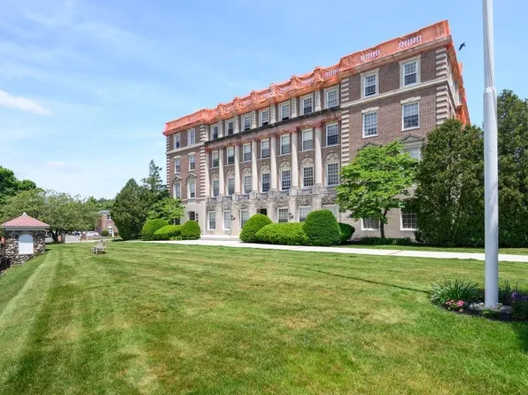 16 Balmoral St Unit 214, Andover, MA 01810