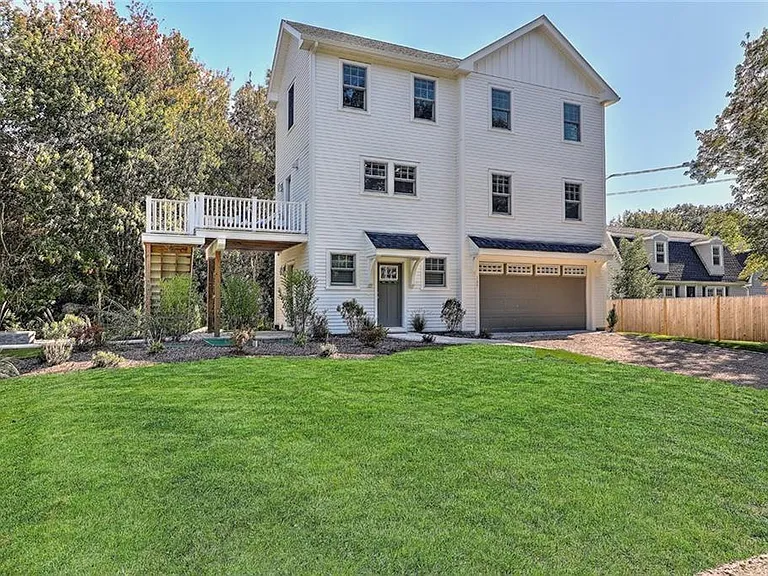 137 Rosebriar Ave — Photo 1