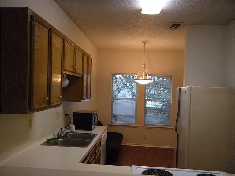 2414 Longview St #305 — Photo 7