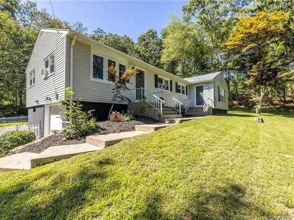 834 Vauxhall St Extension, Waterford, CT 06375