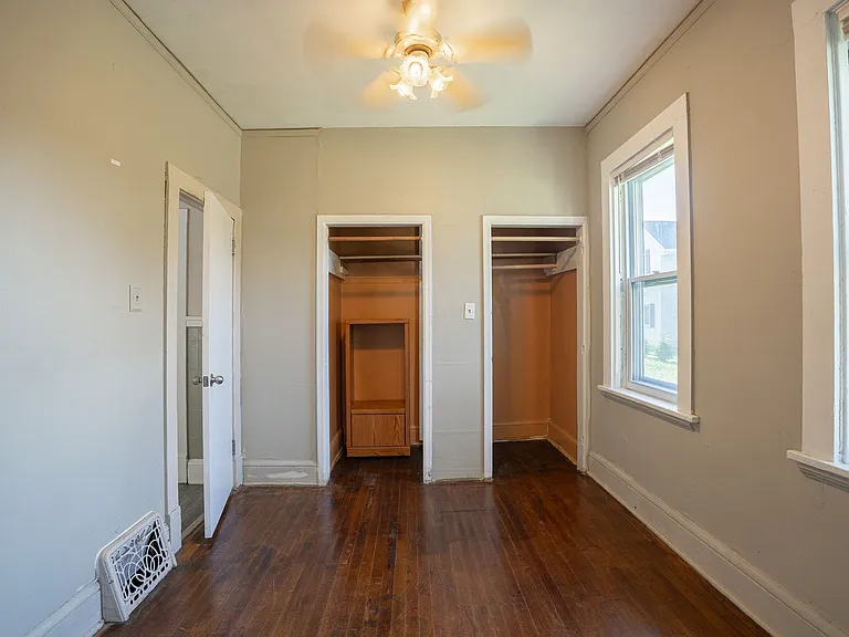 2348 S Kinnickinnic Ave — Photo 16