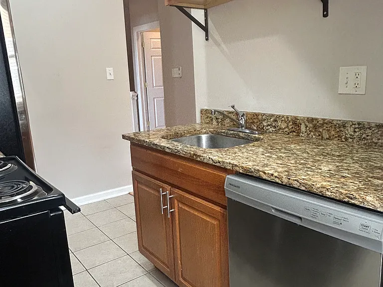 Granite countertop & stainless Dishwasher