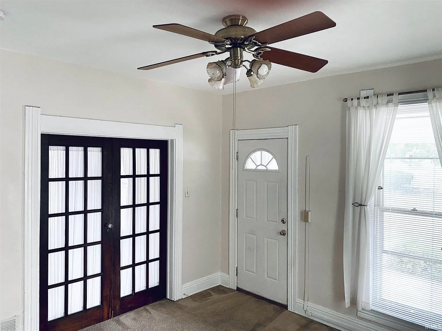 3 bed, 2.0 bath, 1096 sqft, $2,775 — Photo 2