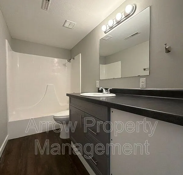 440 Moffitt St #2 — Photo 7