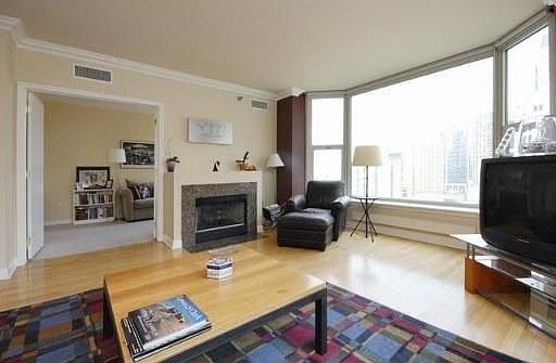 5th image of 25 E Superior St APT 1405