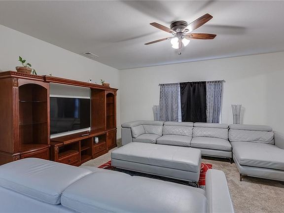 4th image of 911 Hitchcock Cir