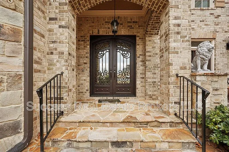 4 bed, 4.5 bath, 5920 sqft, $5,500 — Photo 4