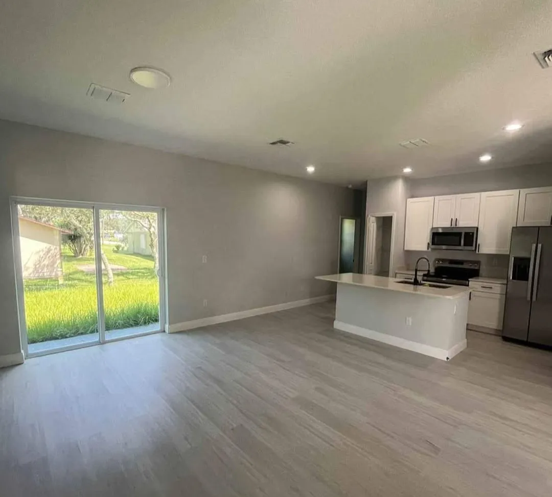 3 bed, 1270 sqft, $1,950 — Photo 2