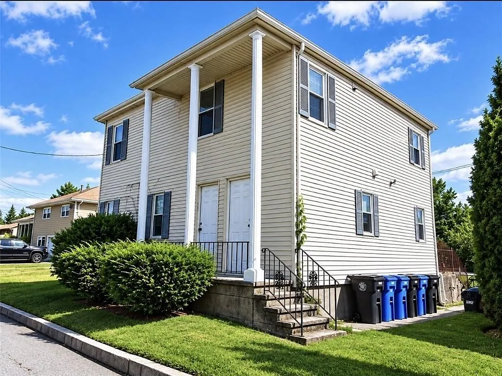 2 bed, 1.0 bath, 900 sqft, $2,200 — Photo 1