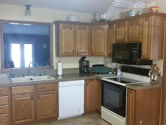 3rd image of 390 Crane Dr