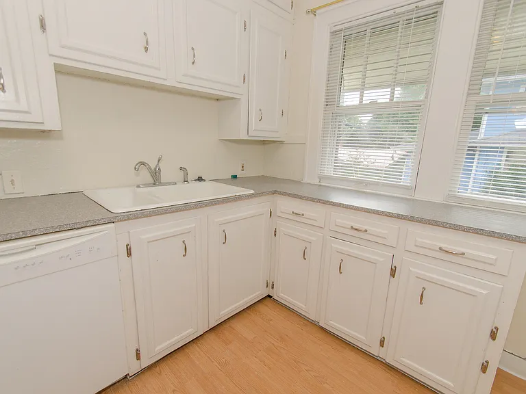 710 E 1st St — Photo 5
