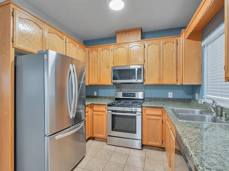 1061 Vermont Ave — Photo 12