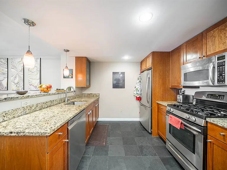 700 Grove St #4V — Photo 2