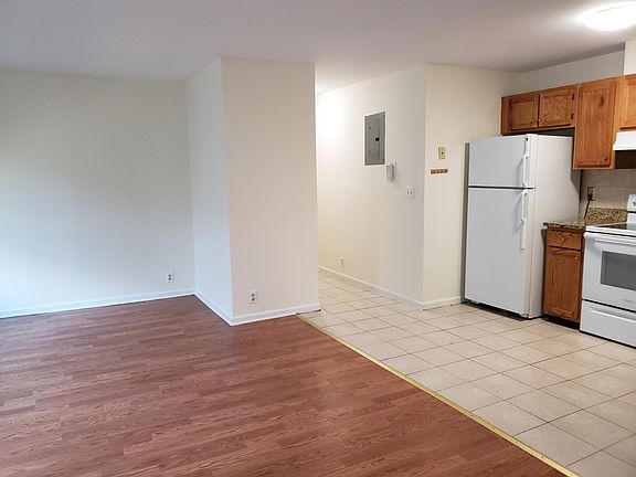 2nd image of 1544 Bedford St #6