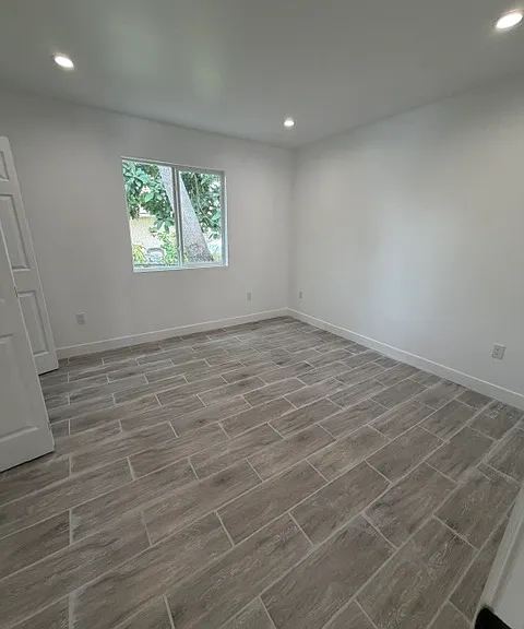 S Budlong Ave — Photo 14
