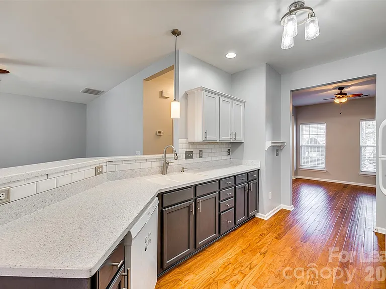 618 Bayou Cir — Photo 9