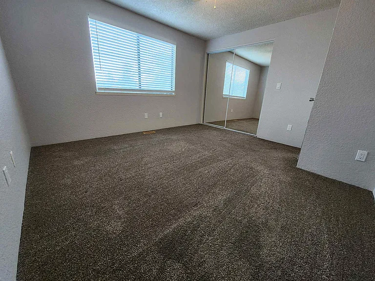 470 W Ridgeway Ave — Photo 4