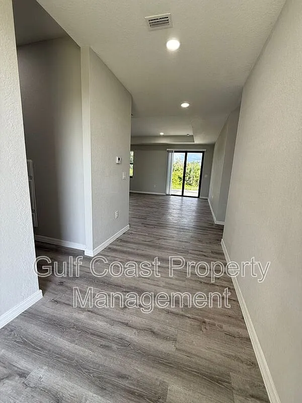 3 bed, 2.0 bath, 1310 sqft, $1,800 — Photo 2
