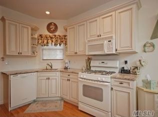 29 Eagle Cir, Bohemia, NY