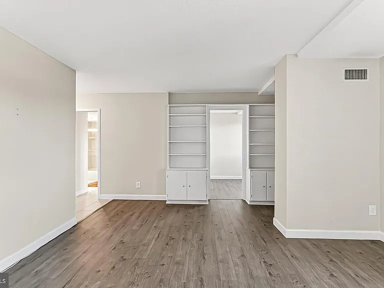 501 Slaters Ln #513 — Photo 3