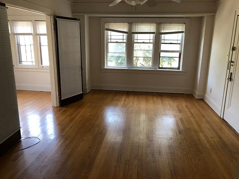 Newport Manor — Photo 38