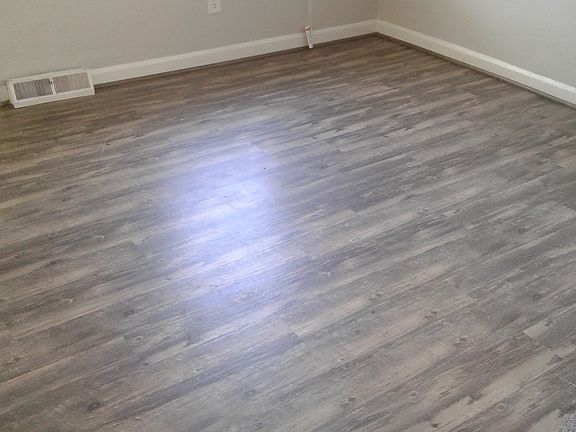 liv rm new vinly plank floor