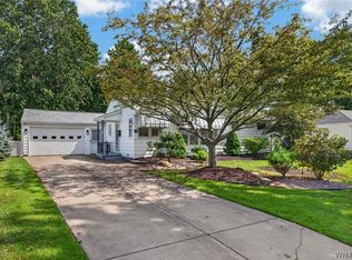 16 Pearce Dr, Amherst, NY 14226