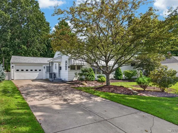 16 Pearce Dr, Amherst, NY 14226