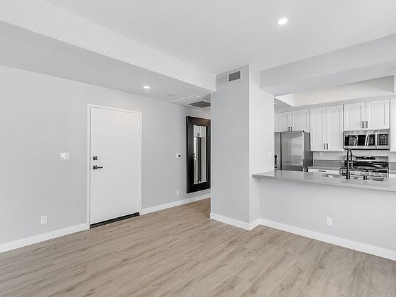 4th image of 1526 S Shenandoah St APT 102