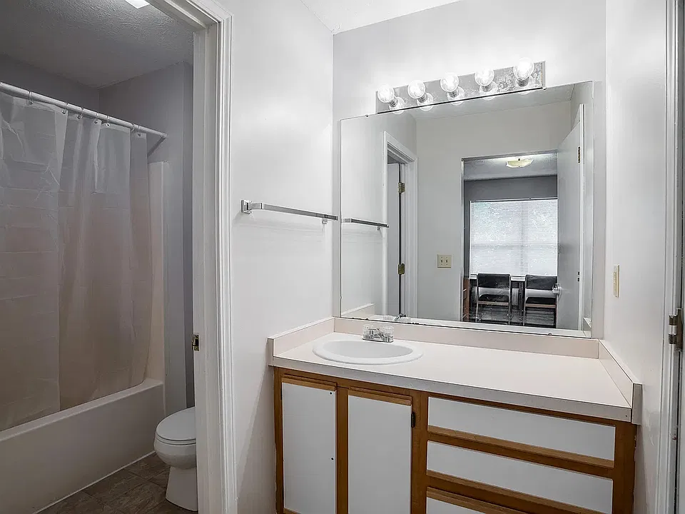 978 Irving Ave #5