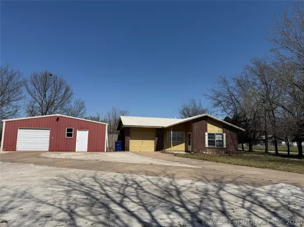 706 W Bushyhead Ave, Nowata, OK 74048