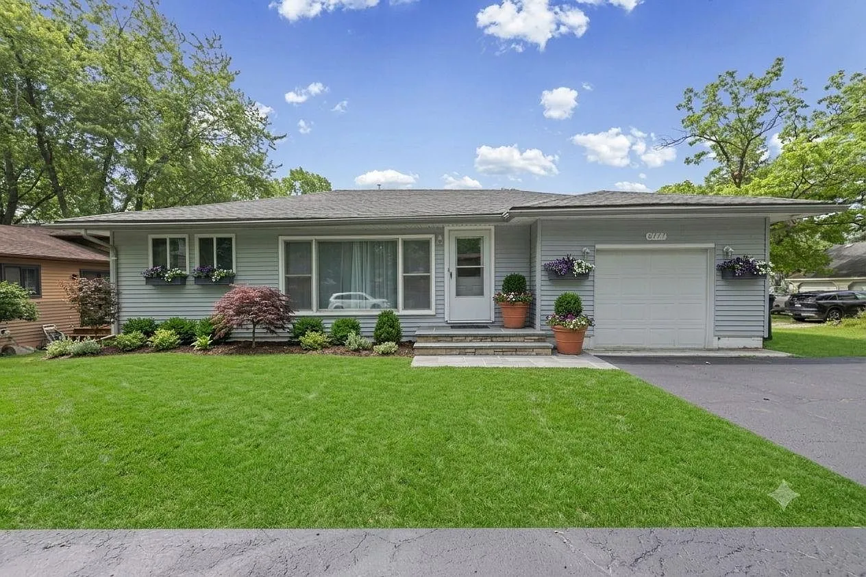3 bed, 2.0 bath, 1325 sqft, $2,350 — Photo 1