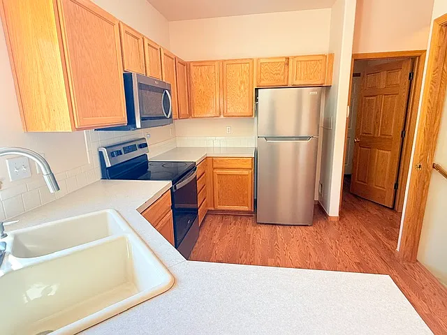 3 bed, 3.5 bath, 2300 sqft, $3,000 — Photo 4