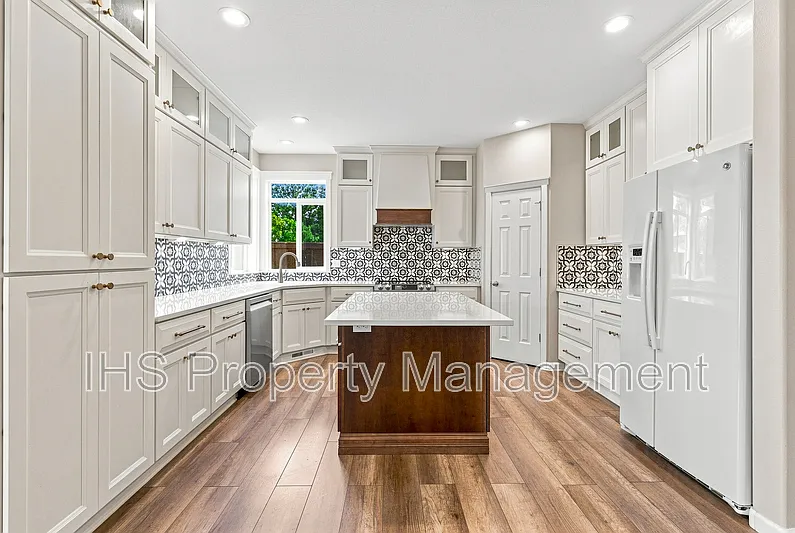 4 bed, 3.0 bath, 2612 sqft, $2,800 — Photo 2