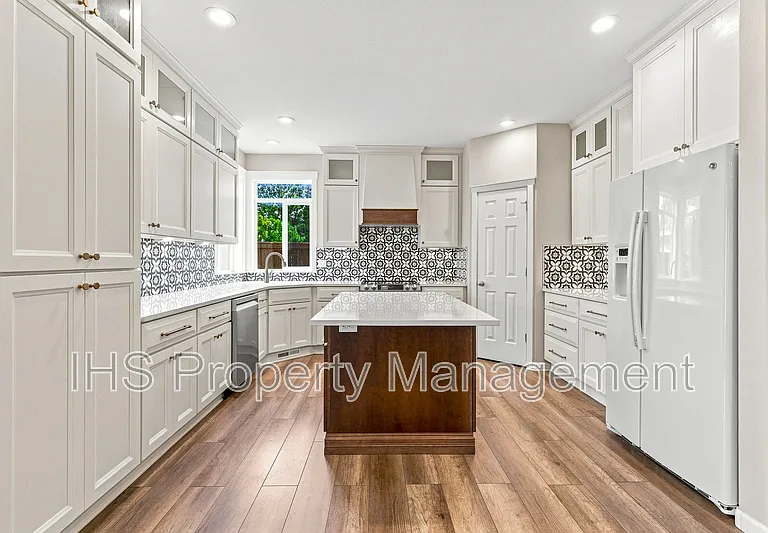 9711 Nottingham Dr — Photo 2