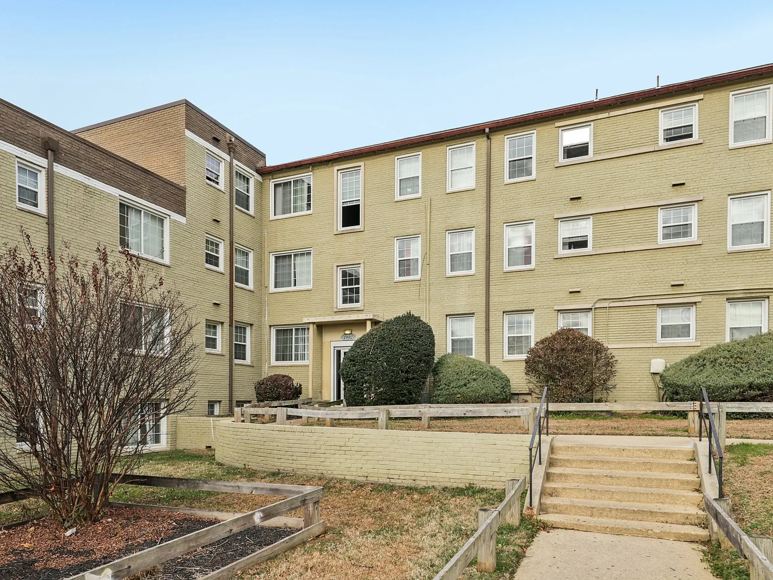 Newbury Square Apartments — Photo 3
