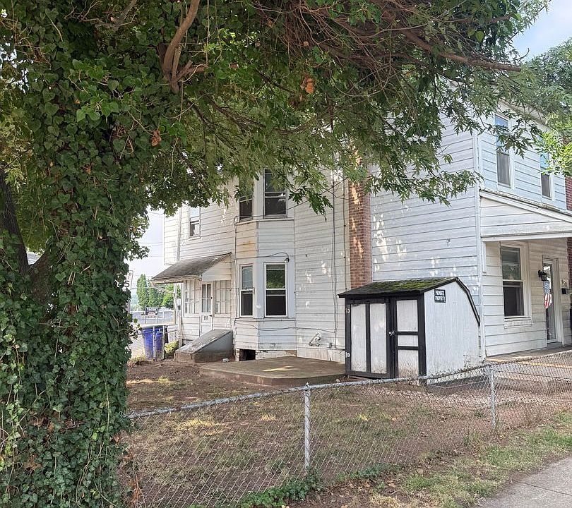 2nd image of 958 Queen St