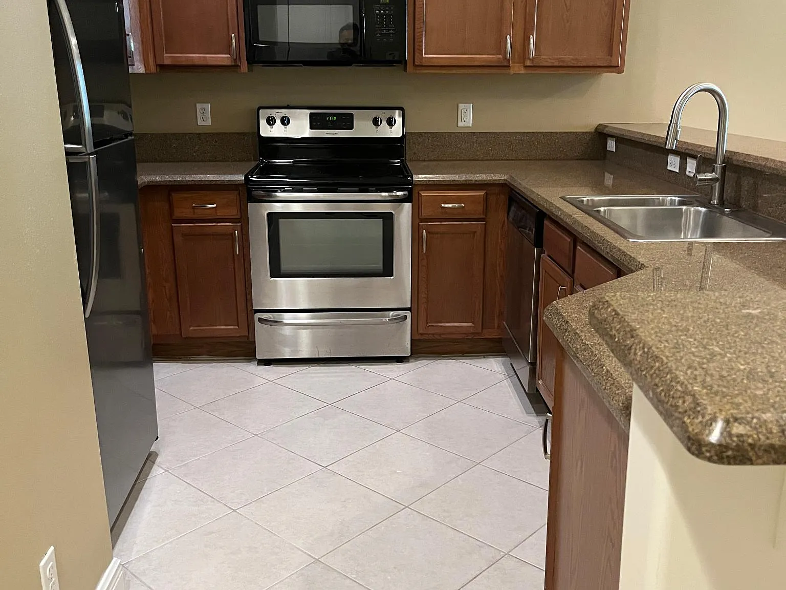 2 bed, 1231 sqft, $2,200 — Photo 2