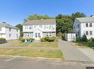 26-28 Shangri La Ln, Middletown, RI 02842