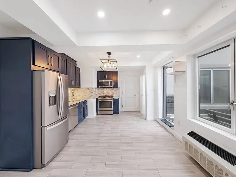 28-20 Astoria Blvd #701 — Photo 2