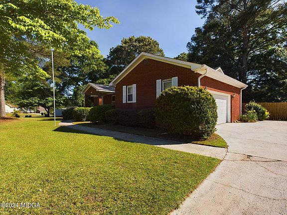 3rd image of 102 Crestwood Ct