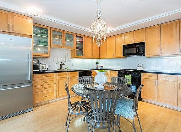 3rd image of 221 Clara St