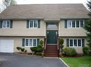 18 Evelyn Rd, West Islip, NY 11795