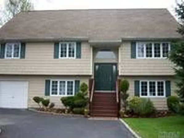 18 Evelyn Rd, West Islip, NY 11795