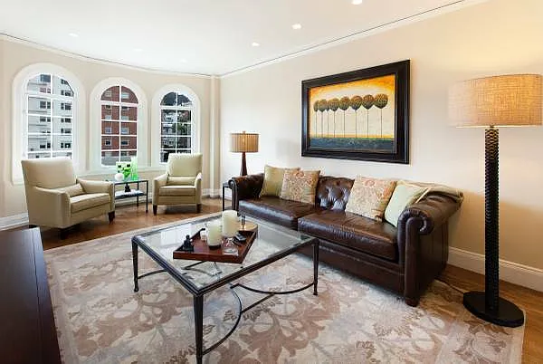 Broadway Crown Towers Apartments — Photo 2