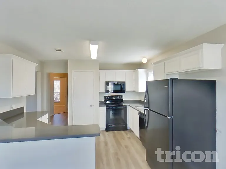100 Adams Dr — Photo 5